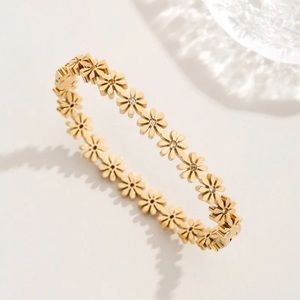 Daisy Flower Bangle 18k gold plated stainless steel